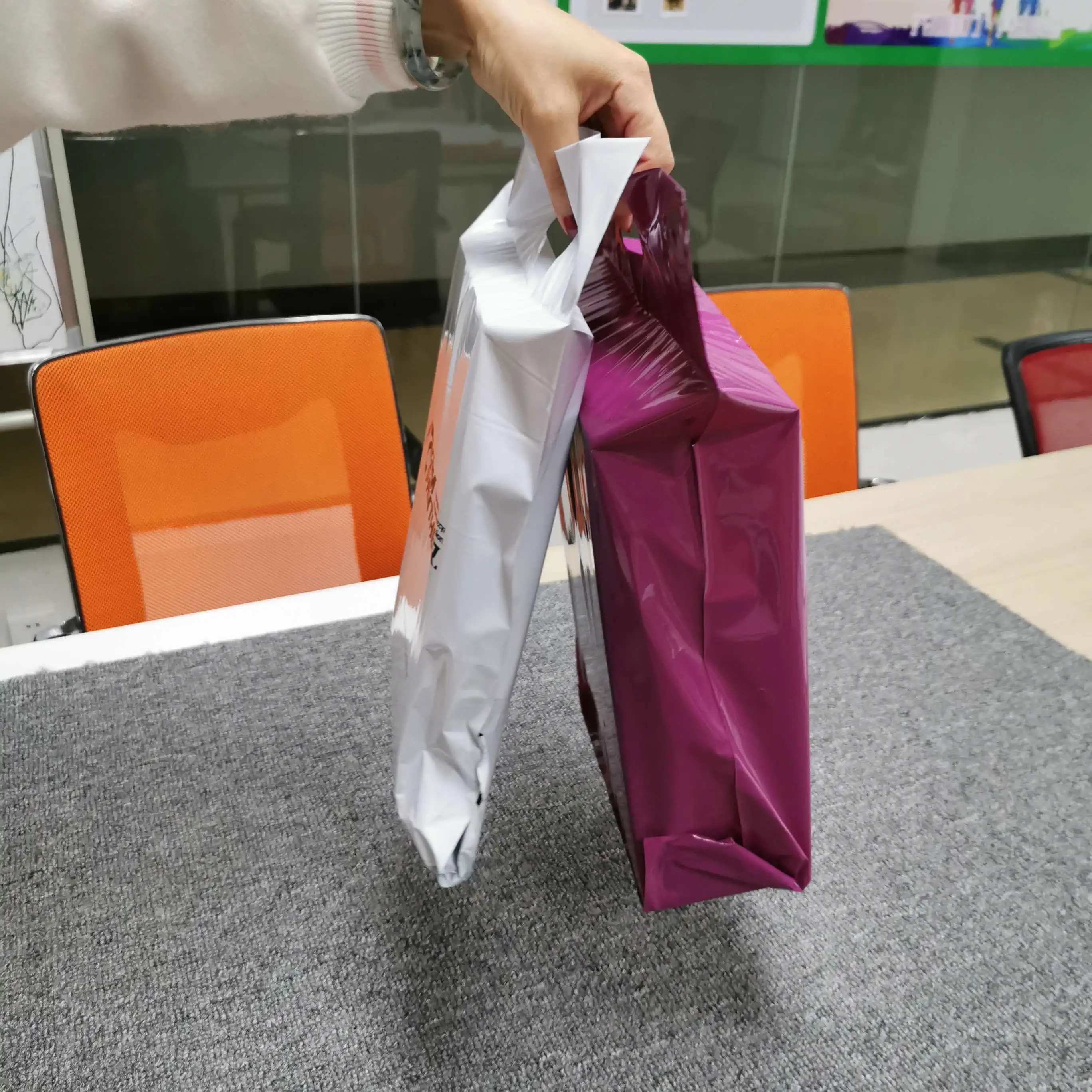 

Eco Friendly Custom Logo Printed Mail Custom white and purple with handle hole express mailing bag For Mailing Delivery