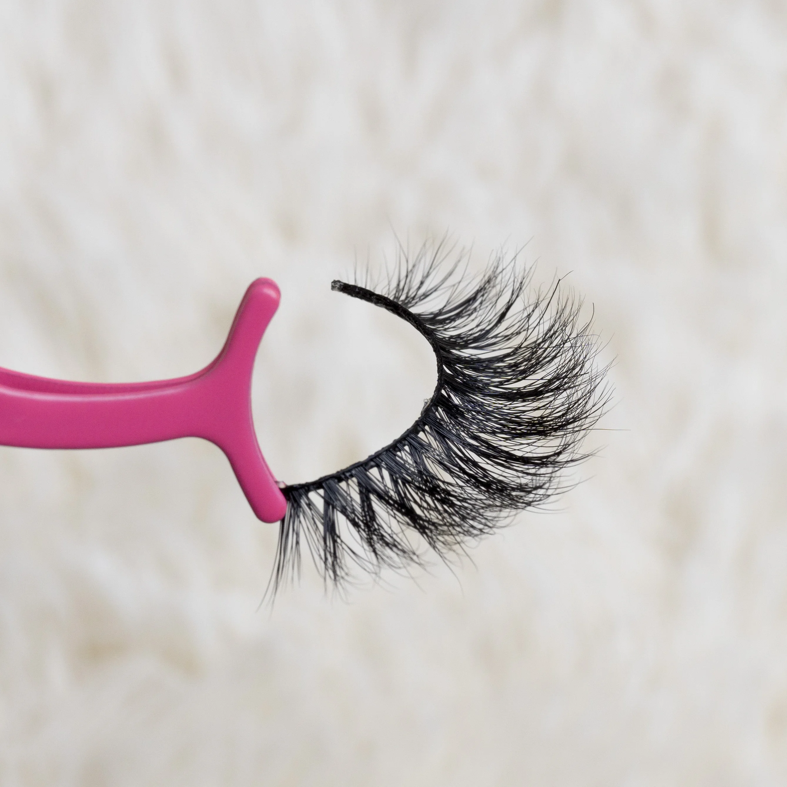 

Wispy fluffy 3D mink eyelashes with eyelashes packaging box with customizable logo