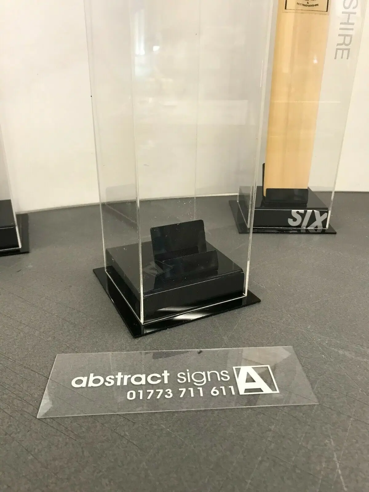 Vonvik Custom Rectangle Acrylic Cricket Bat Display Case With Cover