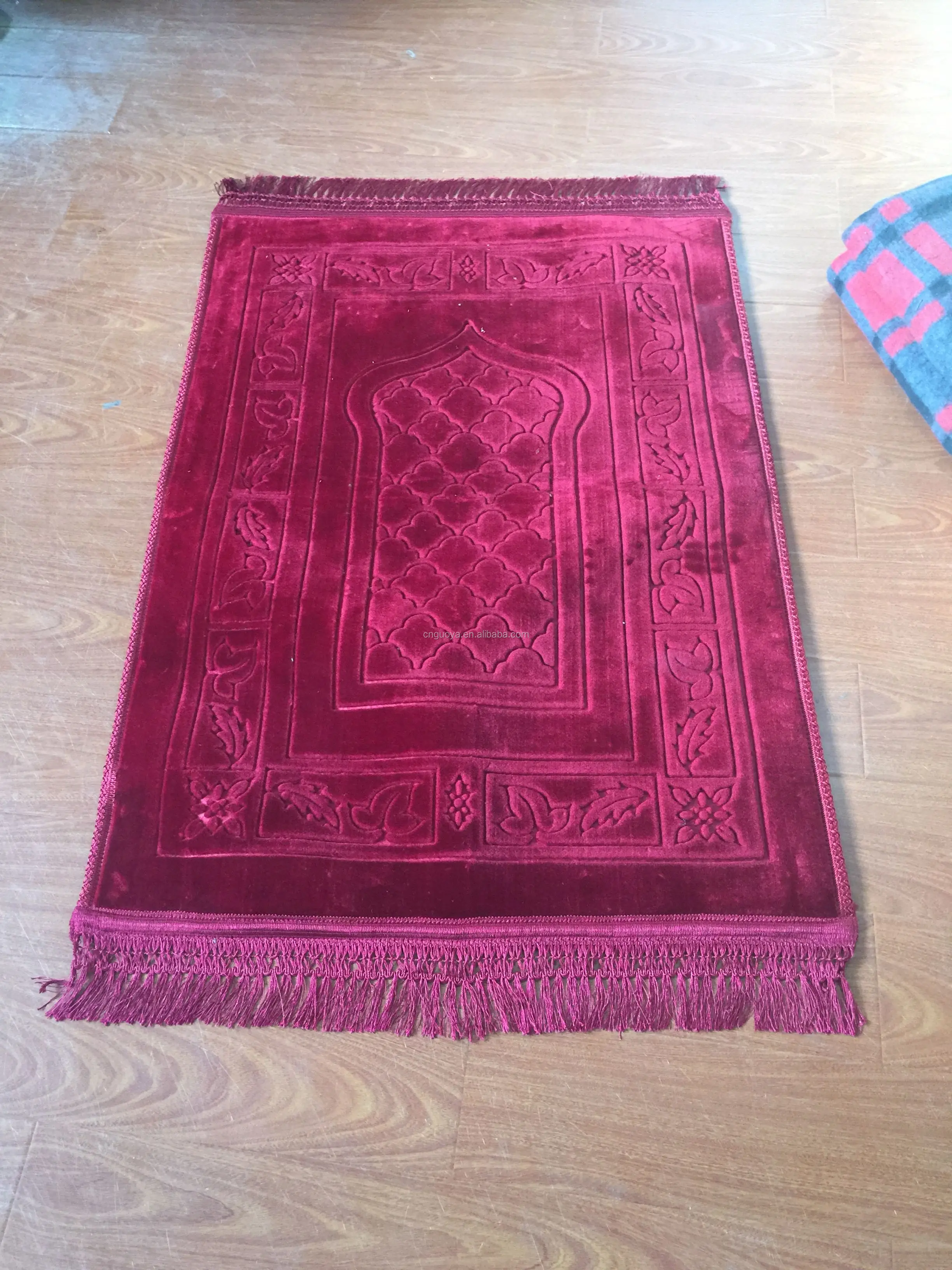 Wholesale Factory Direct Sell Muslim Prayer Carpet Emboss Thick Sejadah