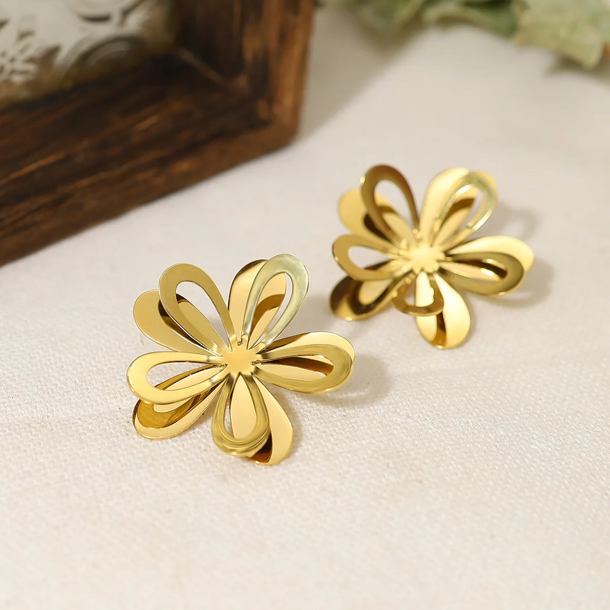 

Hot Sales wholesale Stainless Steel 18K Real Gold Plated Flower Stud Earrings for Women