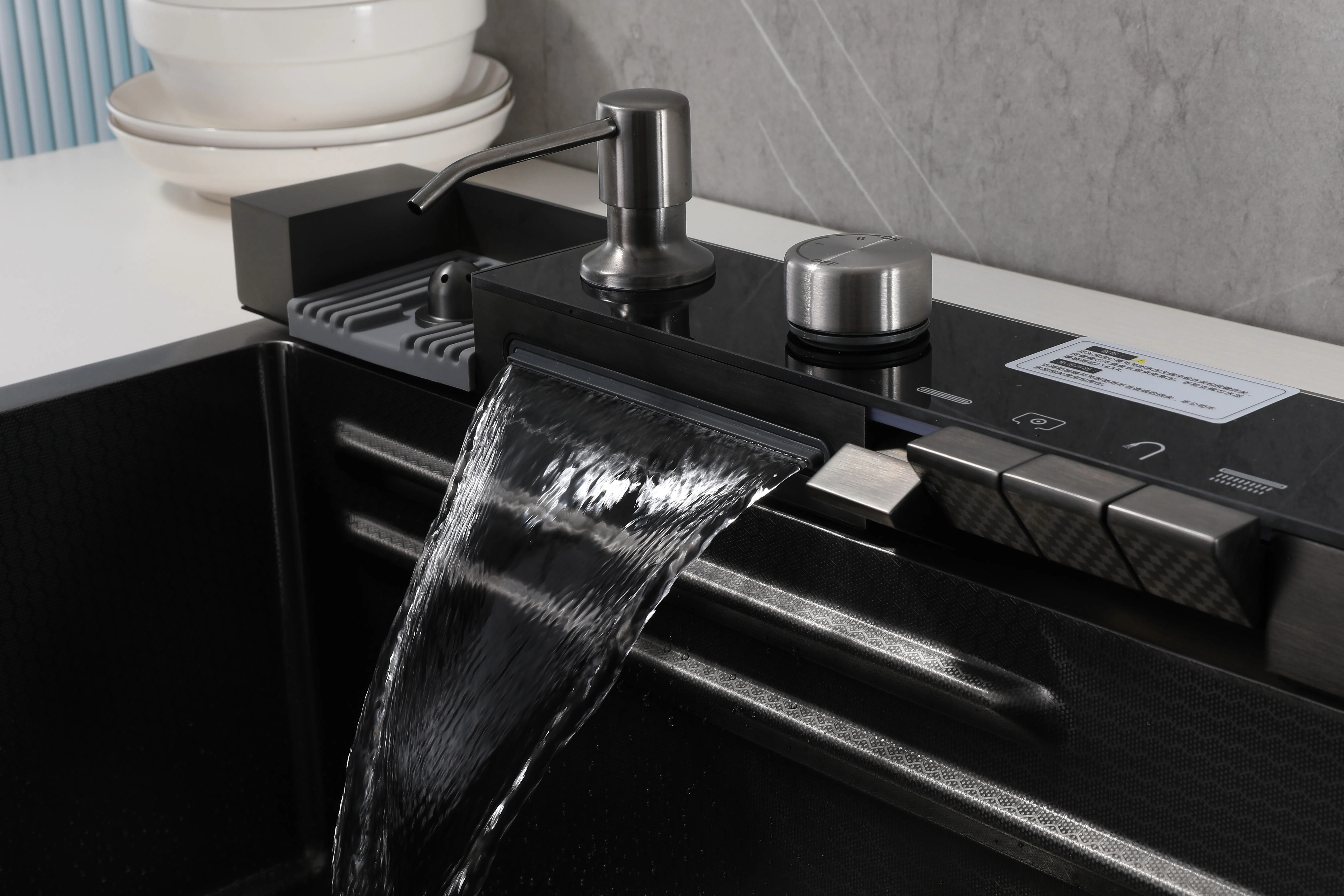 stainless-steel-black-kitchen-sink-7546-waterfall-outlet-sheet-flow-detail
