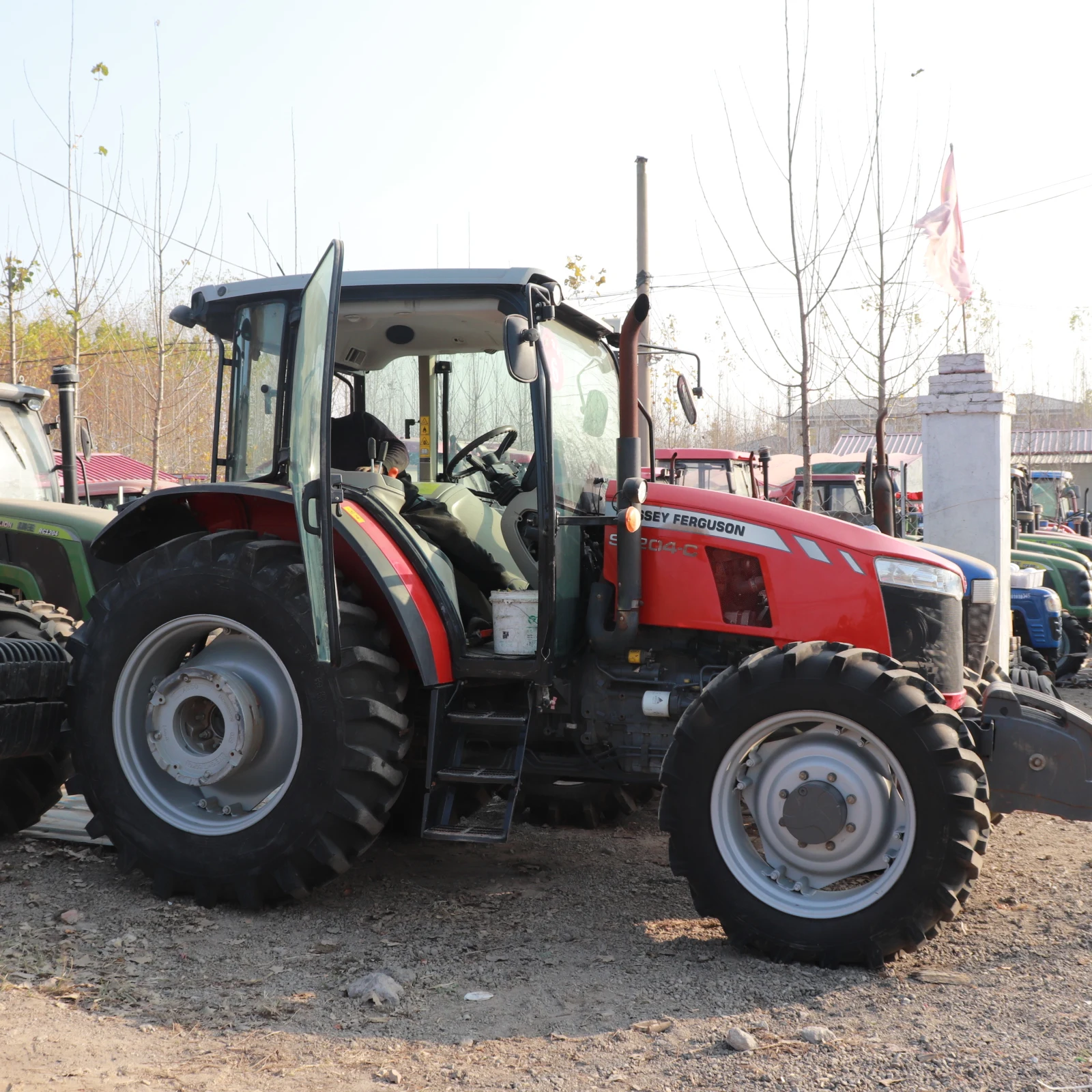 Source Б/у сельскохозяйственный трактор Massey Ferguson Xtra 1004 on  m.alibaba.com