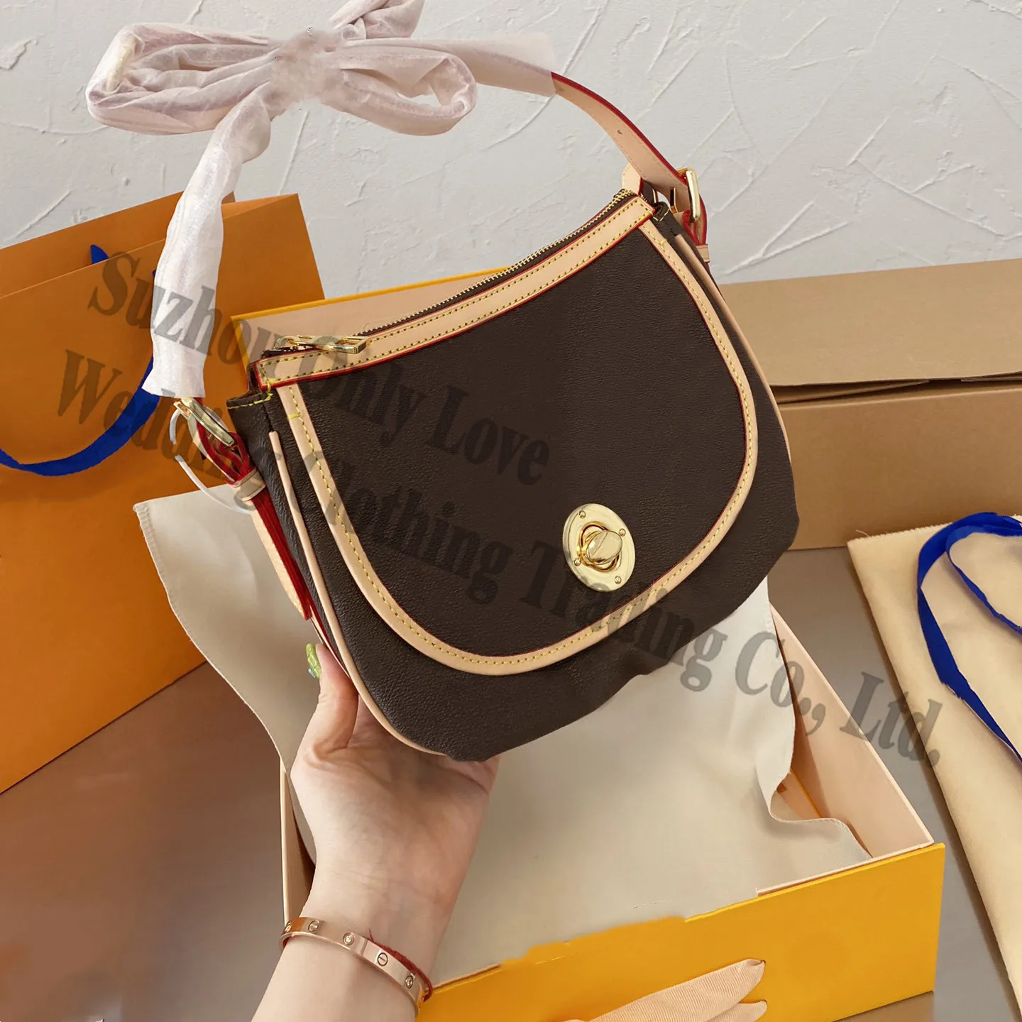 

Free Shipping Women Shoulder Bags Famous designer saddle handbags Size 24x20cm model