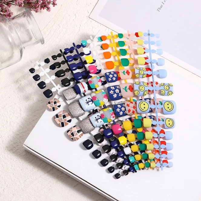 

24 Pcs/Set Fashion Foot False Nail Tips Glitter Geometry Printing Women Ladies Toes Nails With Jelly Glue Toe Art Tool, As pic show