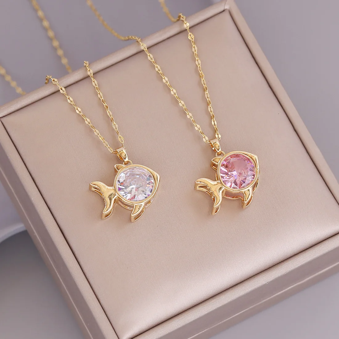 

Vershal B277 New Arrival 18k Gold Plated Unique Design Cute Zircon Fish Pendant Necklace For Women