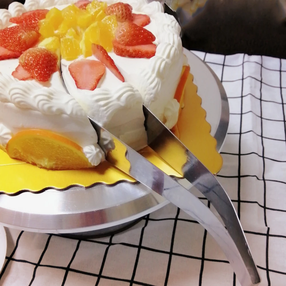 Cake cutting clip