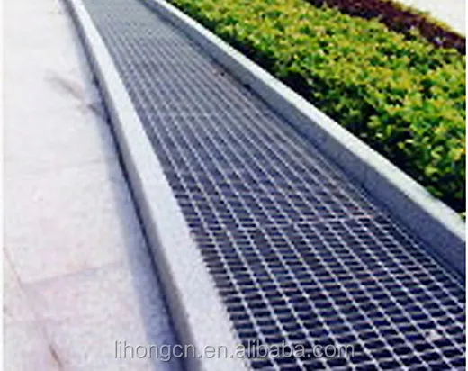 Решетка ливневая система водоотведения. Канализационная решетка на брусчатке. Пропускная способность лотка водоотводного. Решётка ливнёвки. Решетка для дренажной канавы.