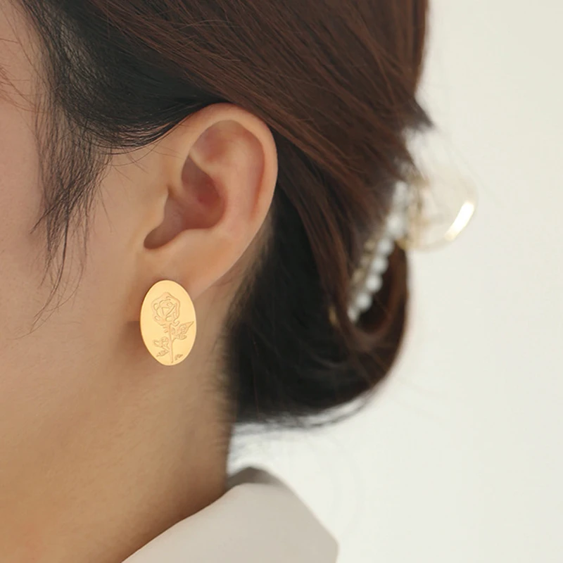 

Vintage Elegant Rose Flowers Emboss Stud Earrings Metal Geometric Oval Earring Temperament Women Daily Party Jewelry 2021
