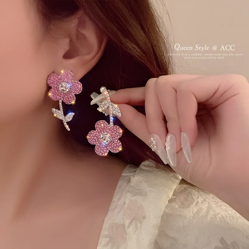 

Pendientes De Flores Bling Bling Asymmetric Sweet Pink Diamond Flower Earrings Luxury Stud Women Flower Pink Colour Earring