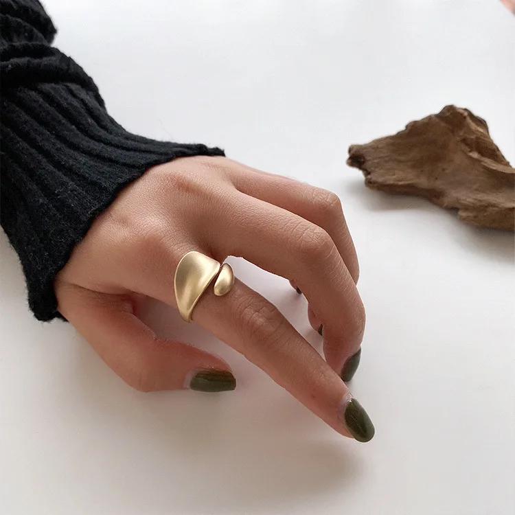 

Vershal 2022 New Fashion18k Gold Plated Design Minimalist Retro Metal Interlaced Ring, Picture shows