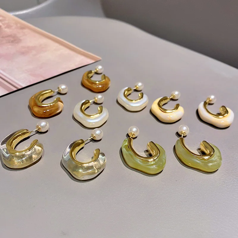 

Barlaycs 2021 Korean Fashion Designer S925 Needle Gold Plated Acrylic Resin Hoop Pearl Huggies Earrings Jewelry Gift for Women