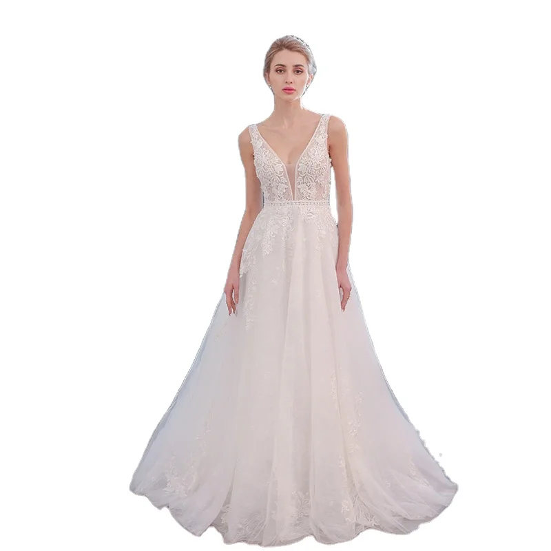 

Lace Up Back Design and Bride Use wedding dress