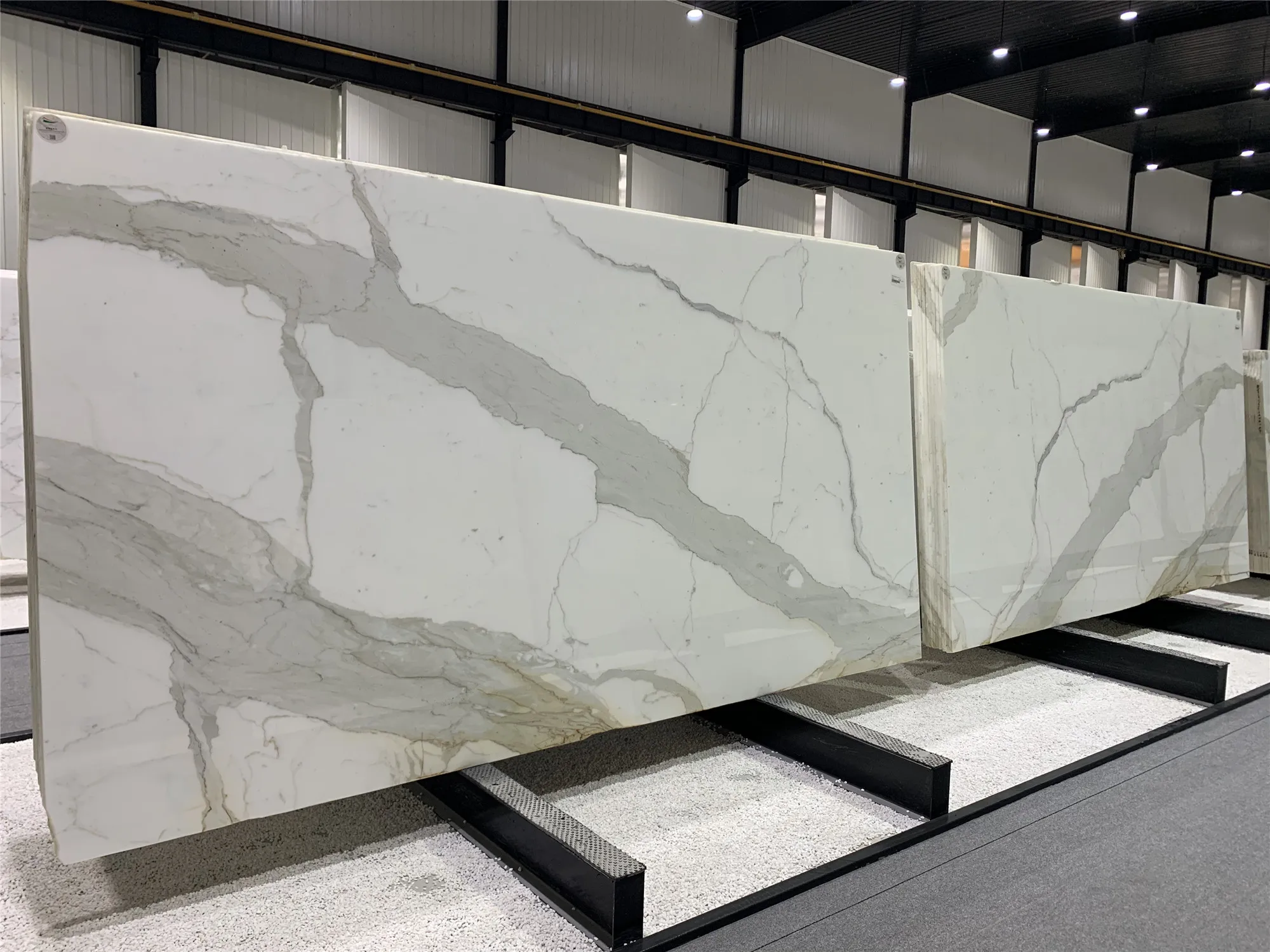 White marble. Калакатта Грин мрамор. Calacatta Lincoln Marble. Белый мрамор Калакатта. Калакатта Оникс.