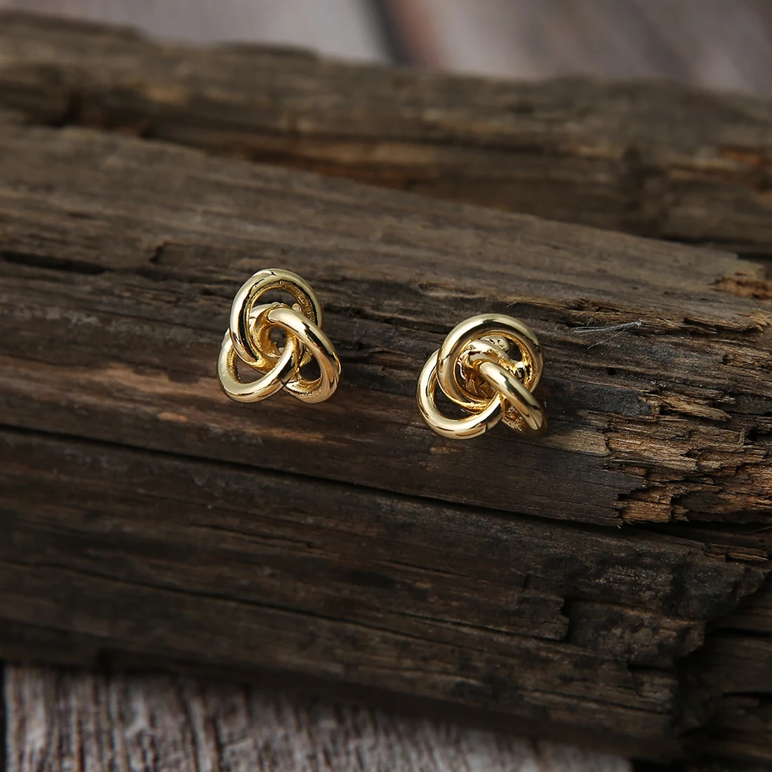 

Hot Selling Small Spiral Geometric Stud Gold Earrings For Woman