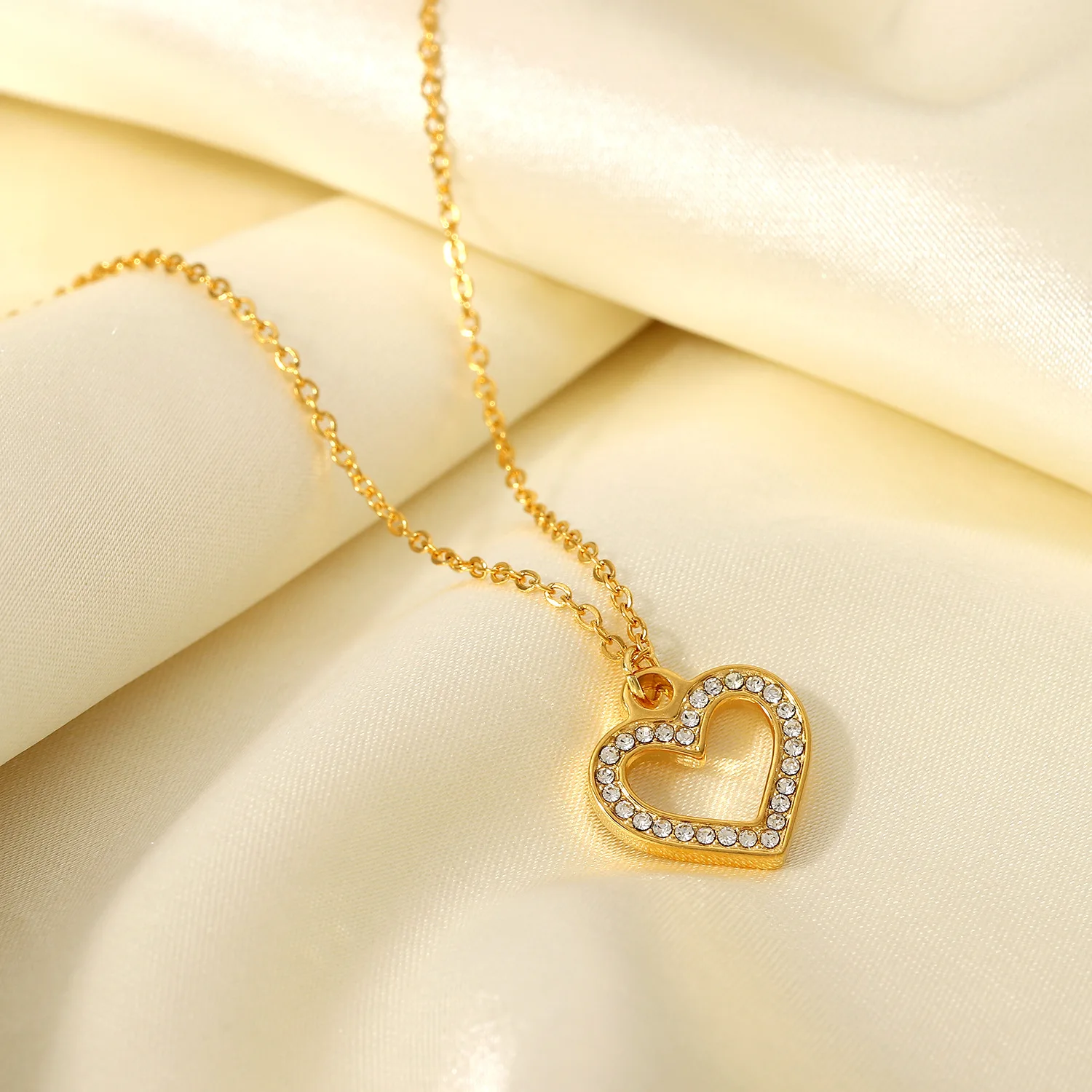 

Luxury Fine Jewelry 18K Gold Plated Forever Love Dainty Heart Pendant Necklaces Stainless Steel Iced Out Zircon Heart Necklace