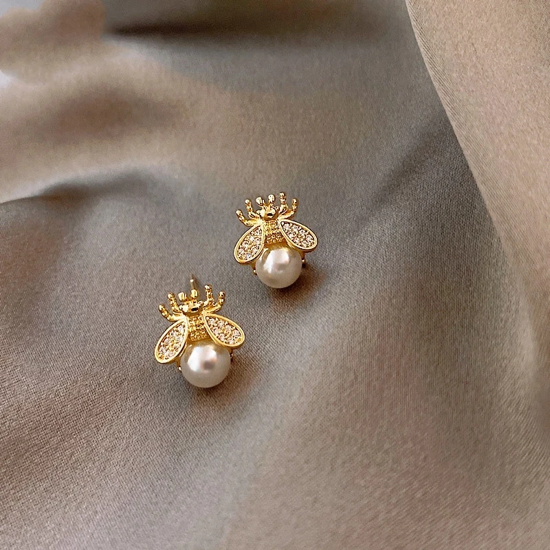 

SC Hot Selling Fashion Temperament Versatile Small Zircon Earrings Korean New Exquisite Honey Bee Pearl Earrings