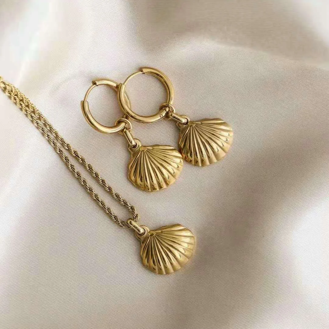 

Unique Shell Shape Design Huggies Hoop Earrings Shell Pendant Neckalce For Women, Gold plated