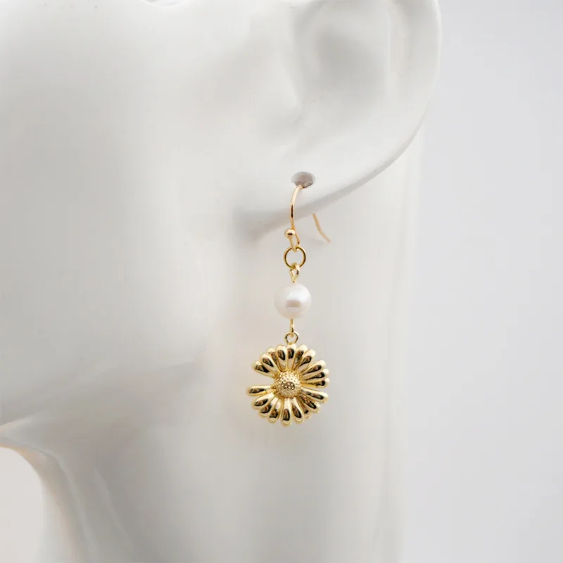 

Simple and dainty 18k gold-plated freshwater pearl sun flower clavicle pendant necklace and earrings set