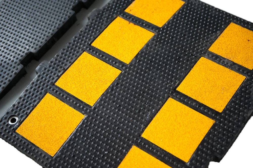 SC-SH22 470*600*30mm Cushion Rubber road humps   for   Roadway saftey