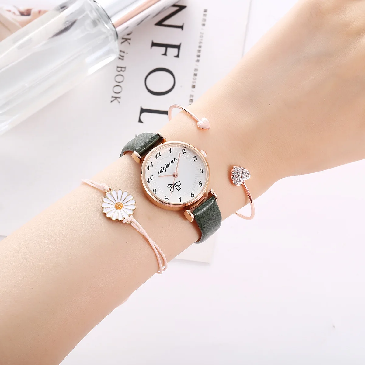

Women's Bracelet INS Fashion Bangle Bracelet Watch Set Ladies Smooth Mirror Quartz Casual Daisy Flower Wristwatches Set