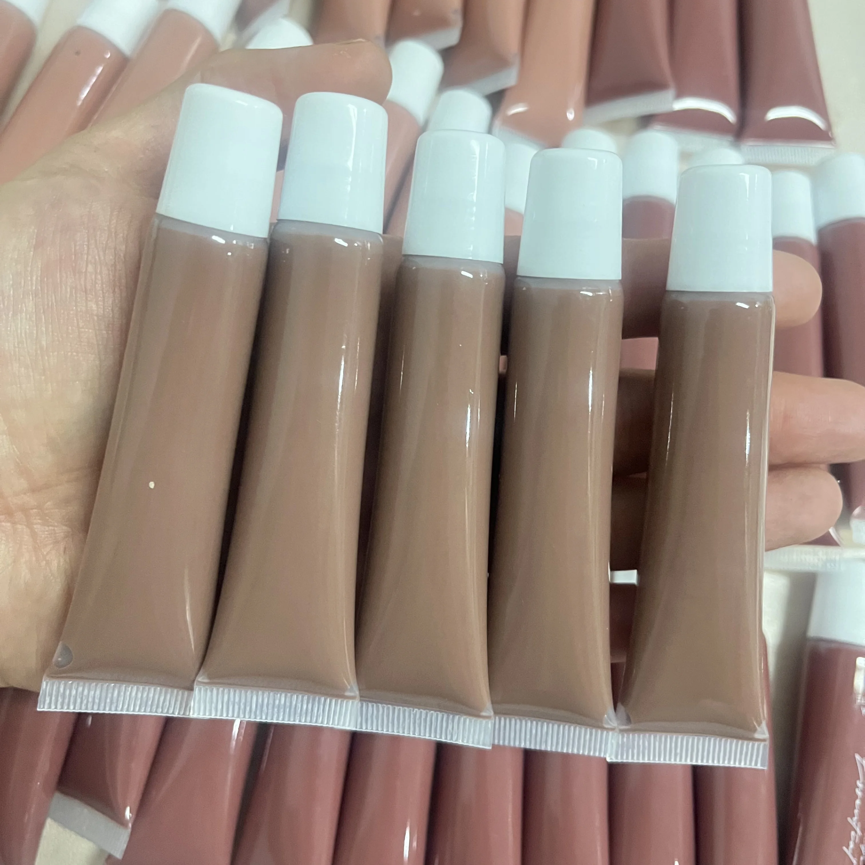 

OEM lipgloss rose gold cute lip gloss squeeze tubes vegan organic plumping squeeze tube lip gloss