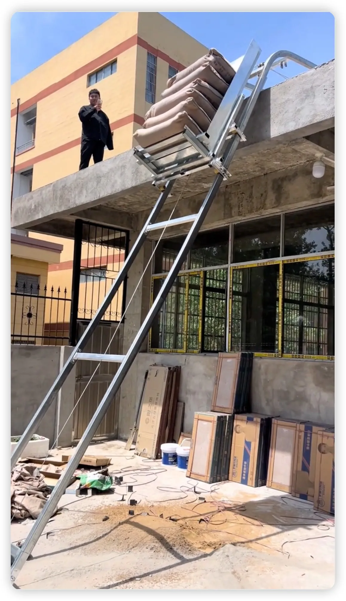 Automatic Turning Solar Panel Lift in rooftop installation work