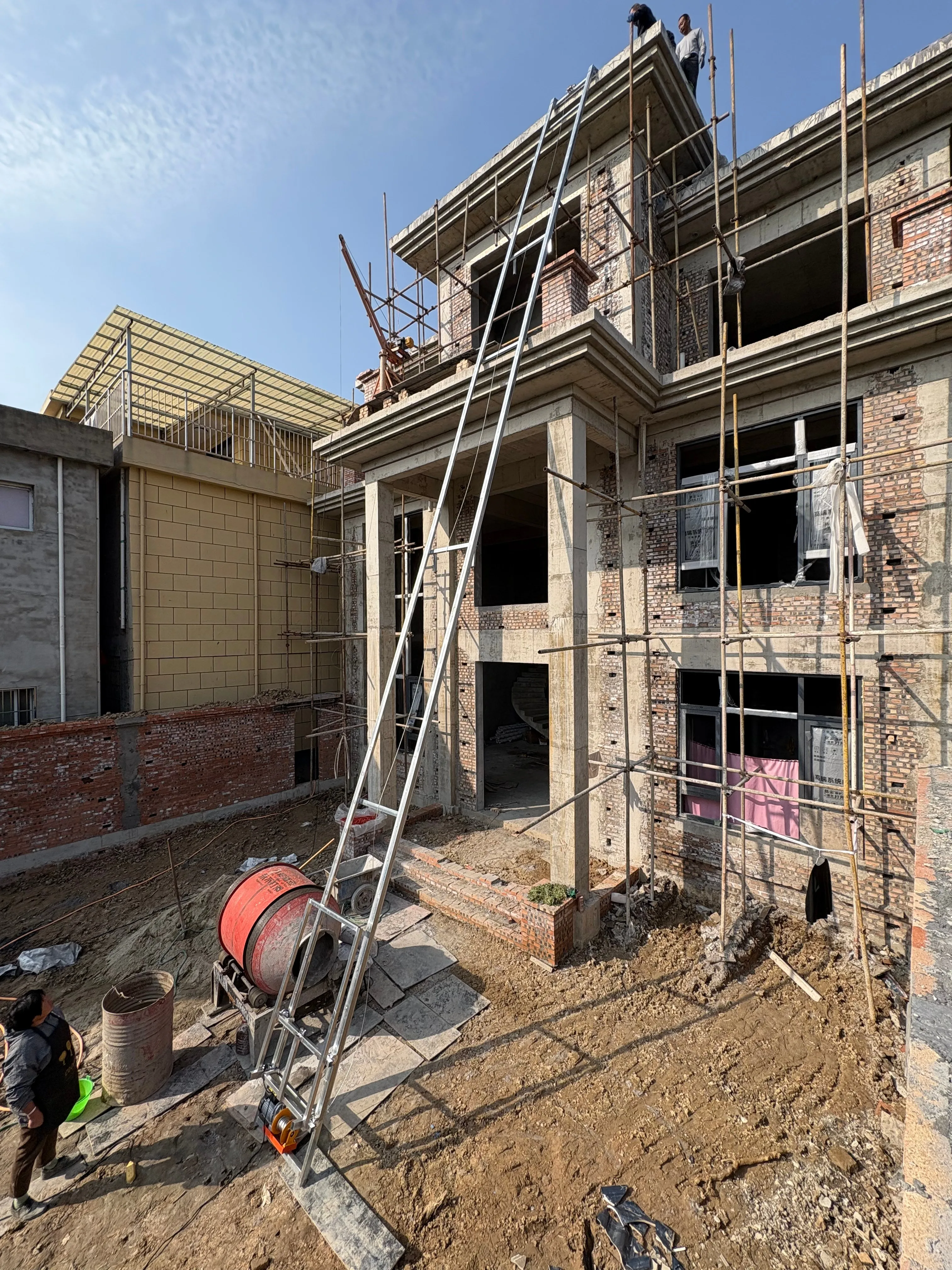 Flip-type PV Panel Lifter in rooftop installation work