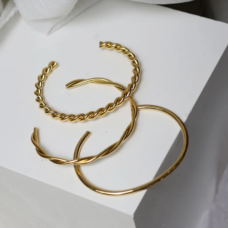 

Simple Titanium Steel Plated 18K Gold Twist Twist Glossy Winding One Line Bracelet Bracelet Woman