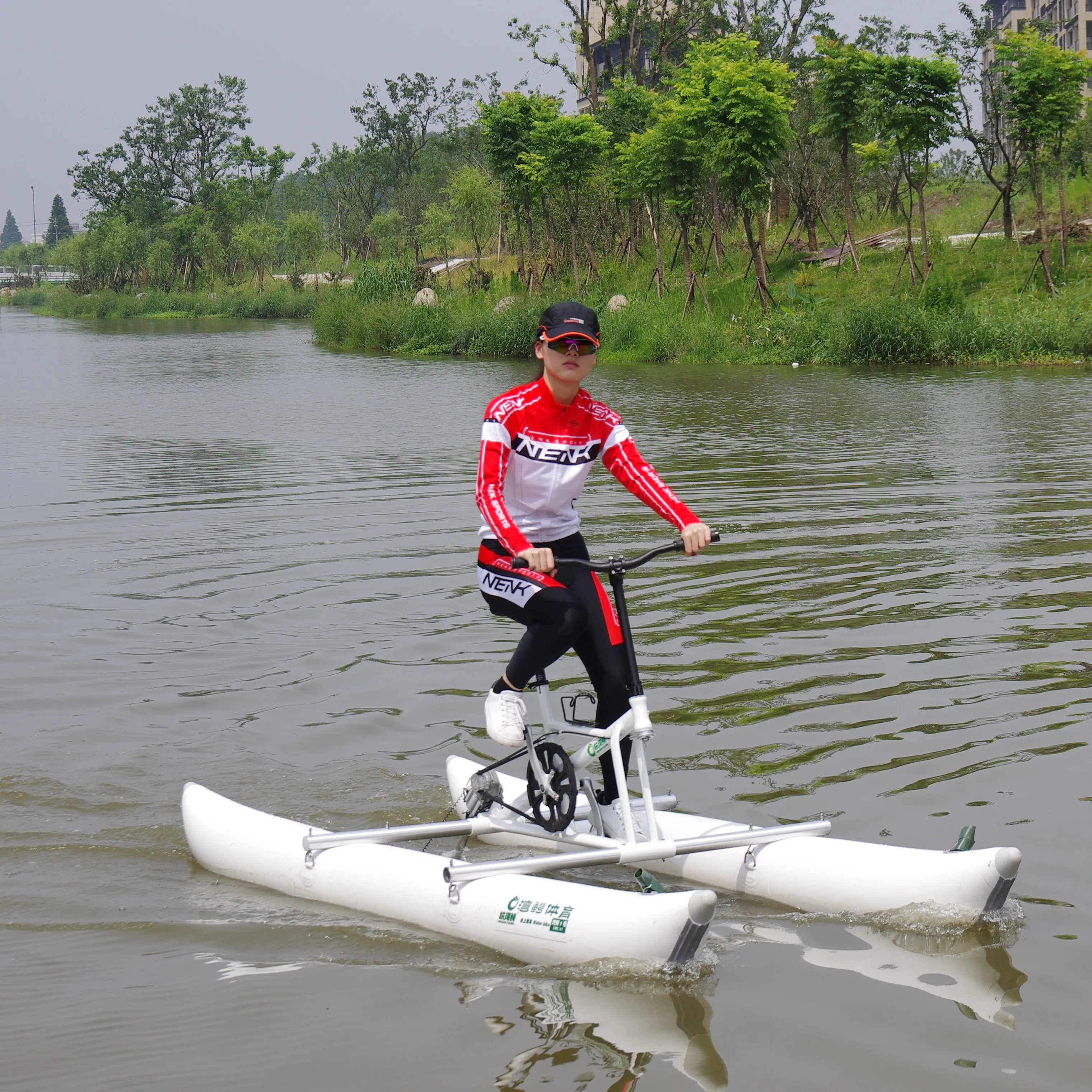 

Outdoor Alloy Water Pedal Bicycle Lake Play Equipment, White