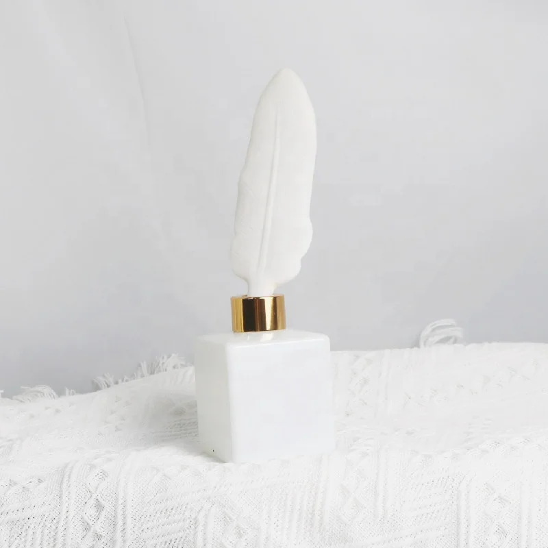 

New Arrival Gift Set 150ML White Square Glass Bottle Ceramic Feather Shaped Essential Oil Reed Diffuser