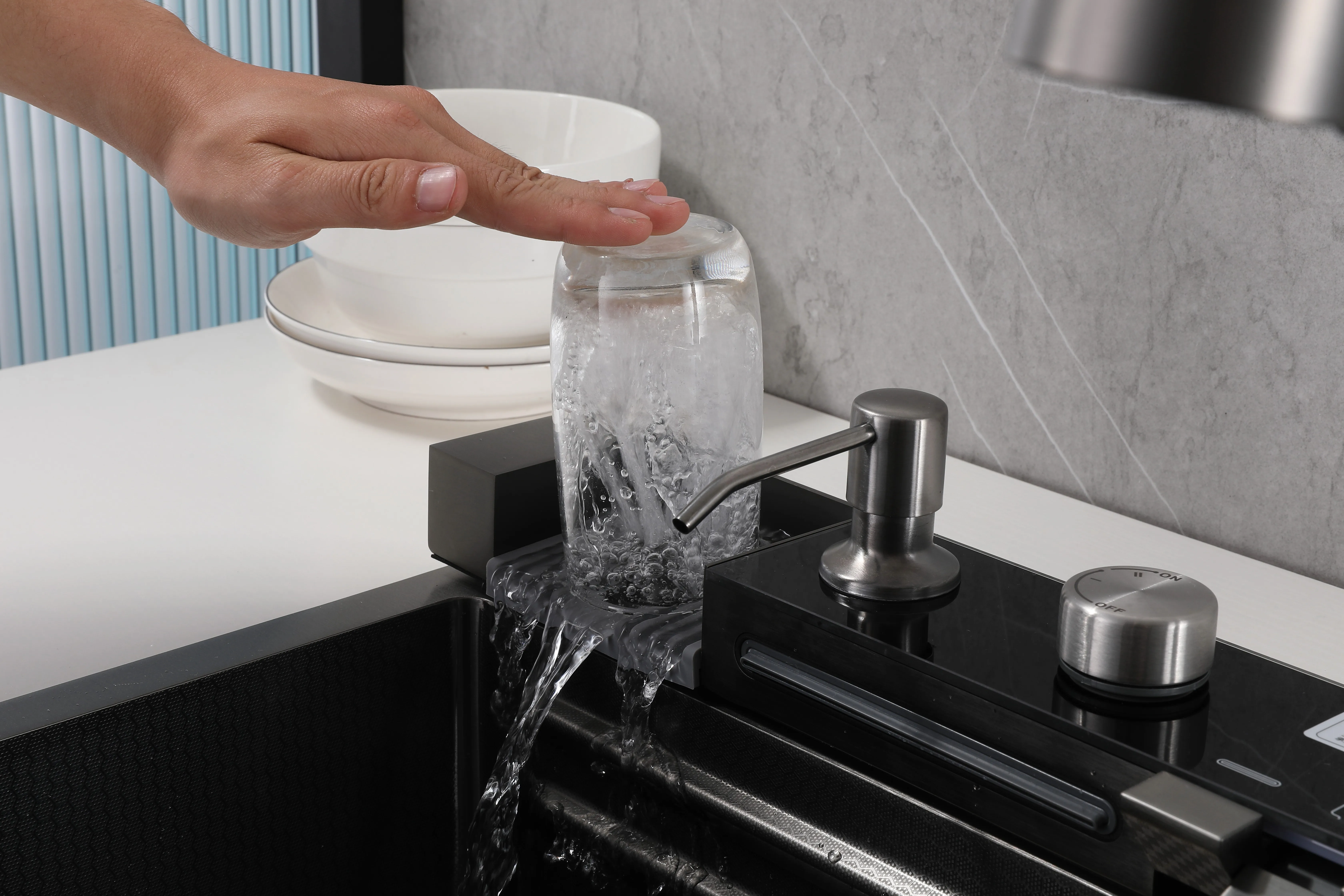 stainless-steel-black-kitchen-sink-7546-soap-dispenser-integrated-knurled-dial-close-up