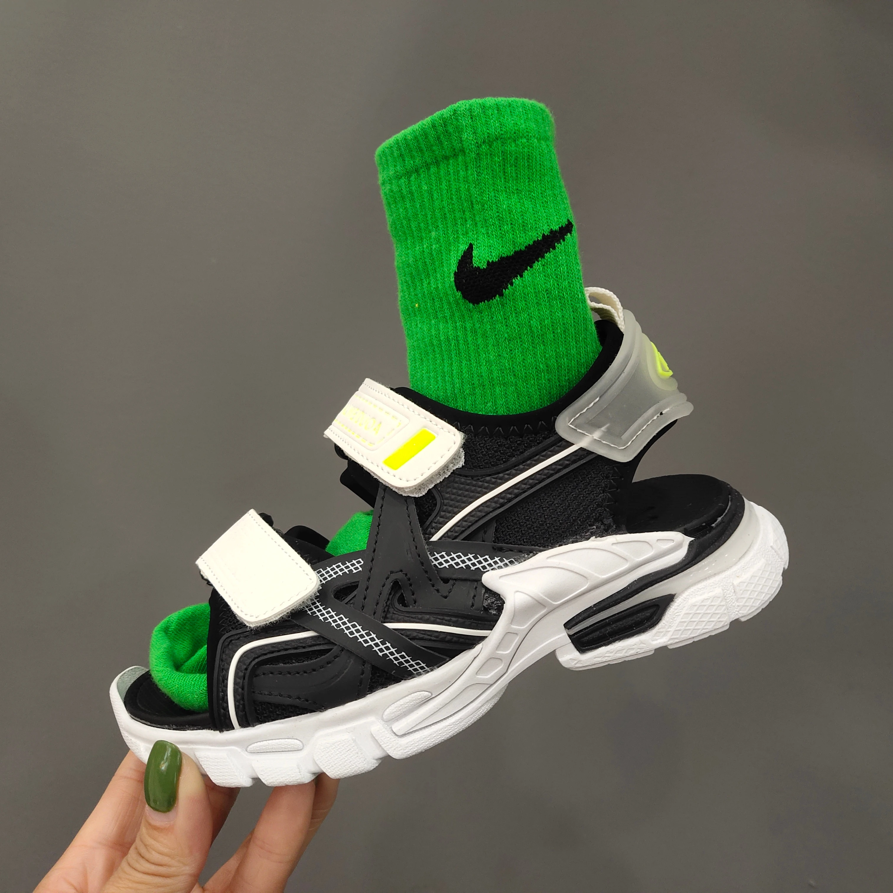

New trendy summer children's fashion and sports children's versatile sandals