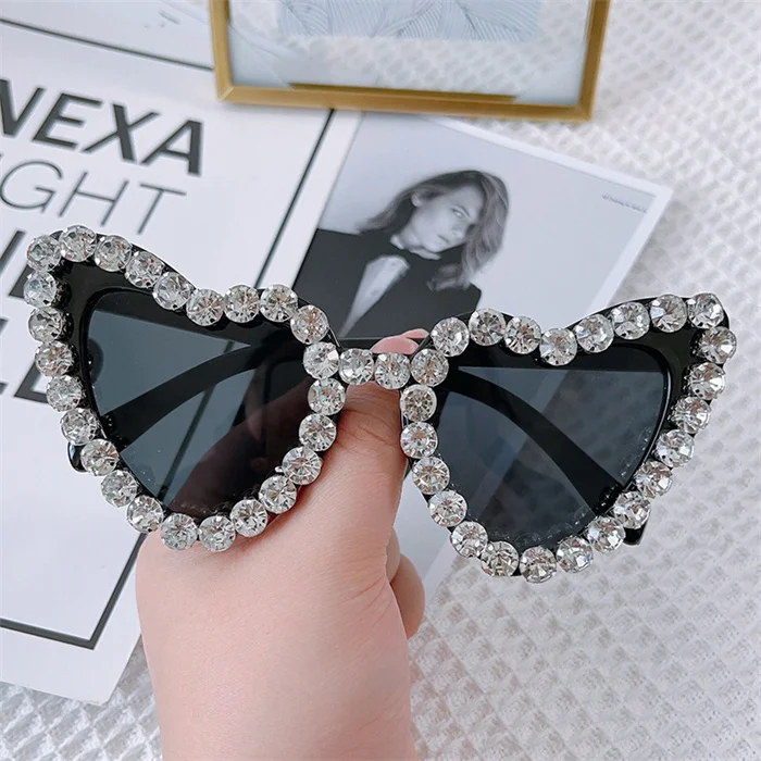Popular Street Shoot Fashion Colorful Rhinestone Love Sunglasses Uv400 Women Party Large Frame Heart Diamond Sunglasses 2024