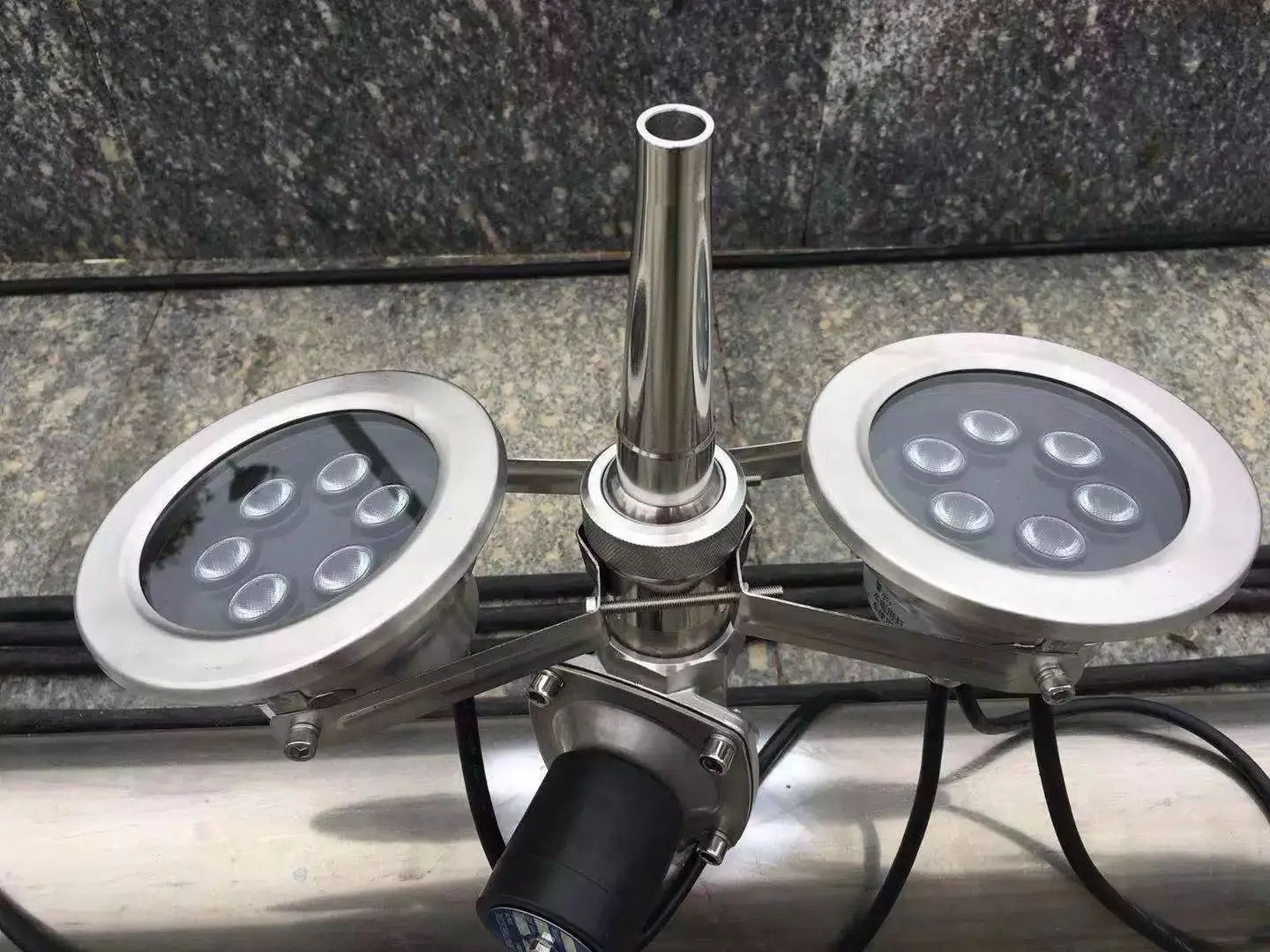 在墙上池光与利基316l不锈钢水下灯防水ip68 dmx rgb 27w dc 24v高