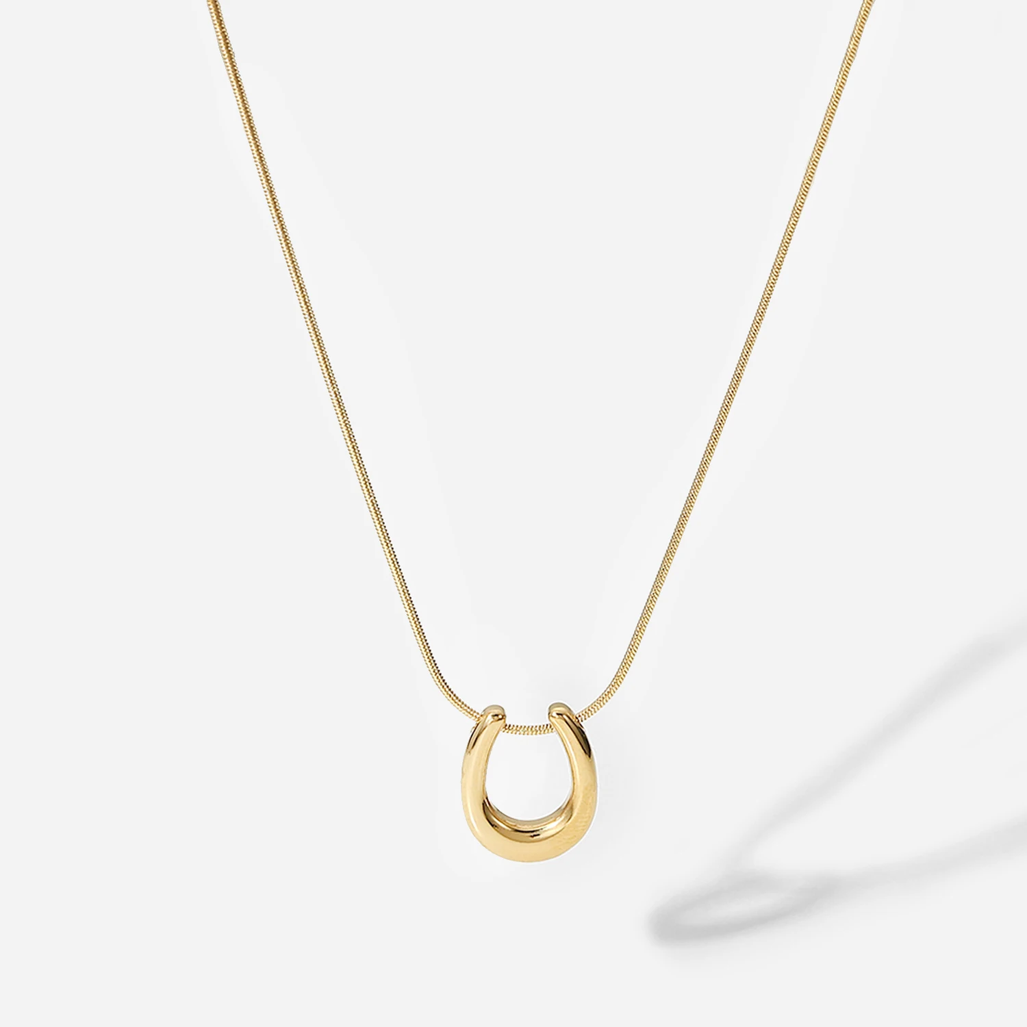 

Smooth U-shaped Pendant Necklace Gift Stainless Steel 14K Gold Plated Horseshoe Necklace For Women