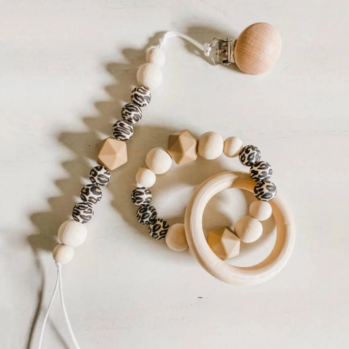 

Hot Sale Baby Leopard Print Silicone Wood Beads Teething Pacifier Clips Rattle Bracelet