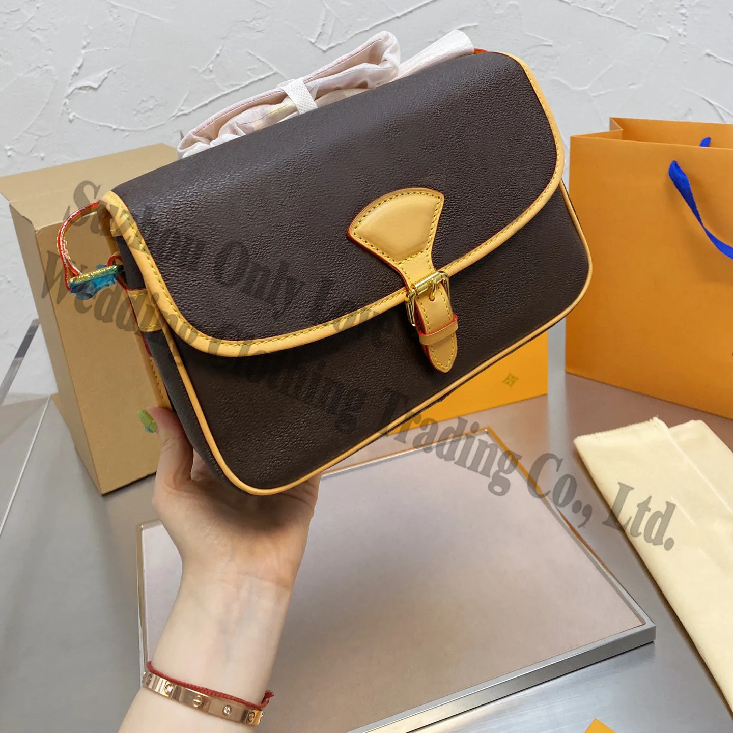 

Wholesale Women Fashion Real Leather M Size Envelope side Shoulder Bag Ladies Character Flowers All over Flap Handbags Scarves