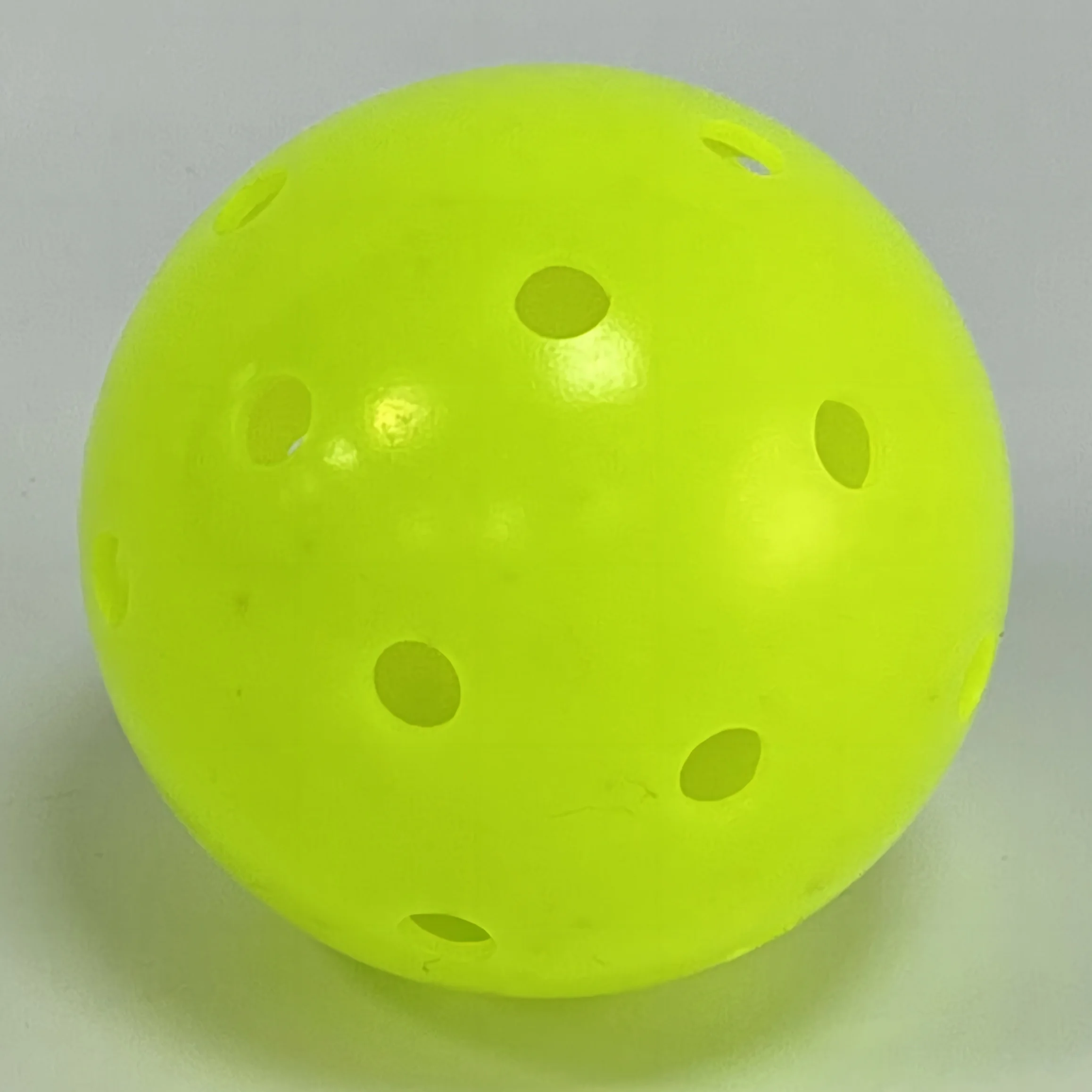 

Lansda Sport Wholesale Competition Rotational Moulding Seamless Outdoor 40 Holes Pe Paddle Pickle Ball Pickleball Balls