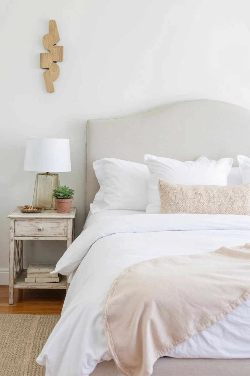 Battery-operated wall sconce