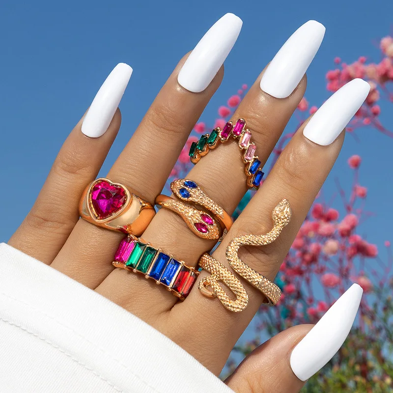 

European and American ring snake shaped love set with five pieces of diamonds
