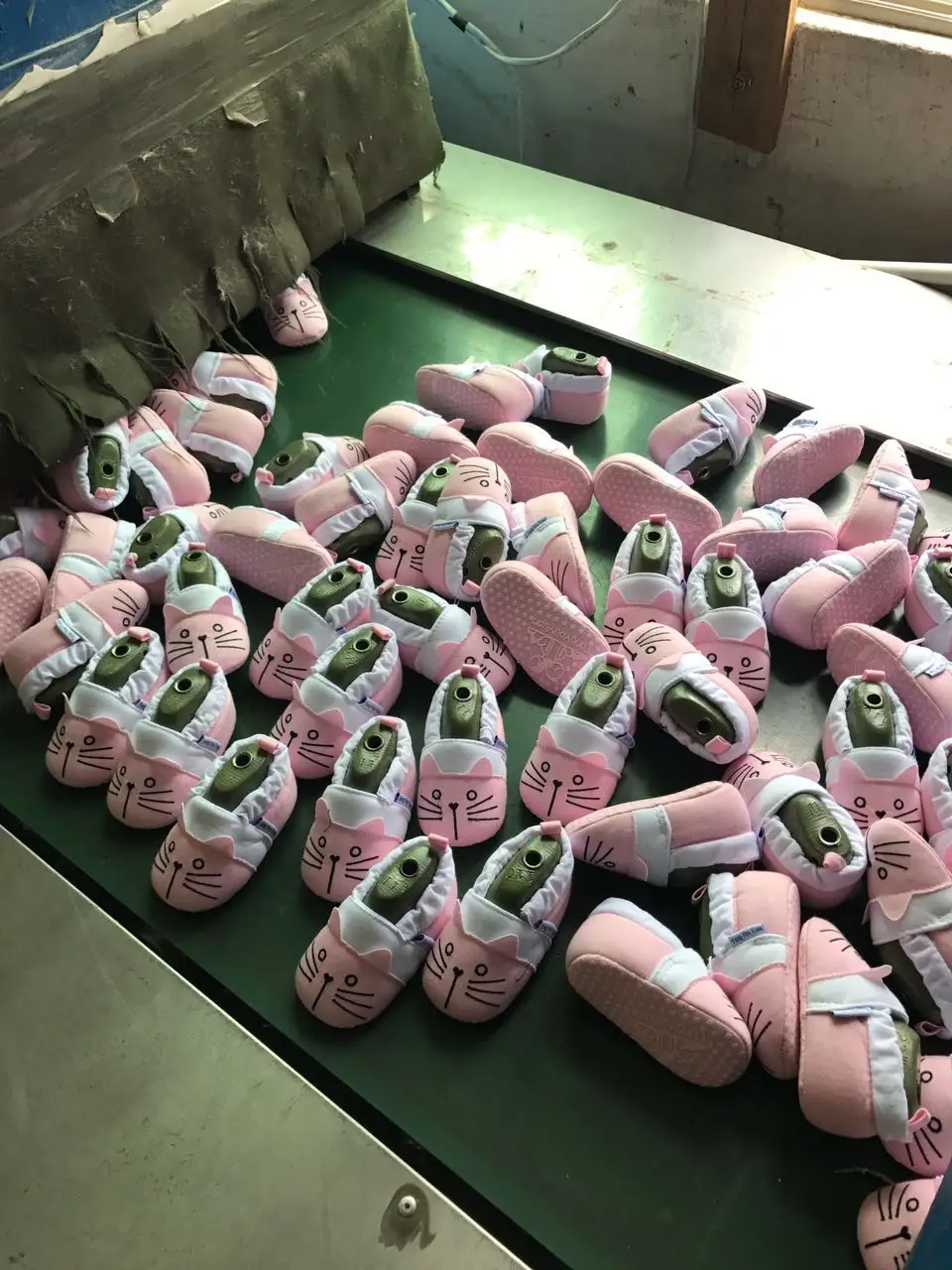 winter warm baby waking shoes non-slip rubber sole solid infant floor socks details