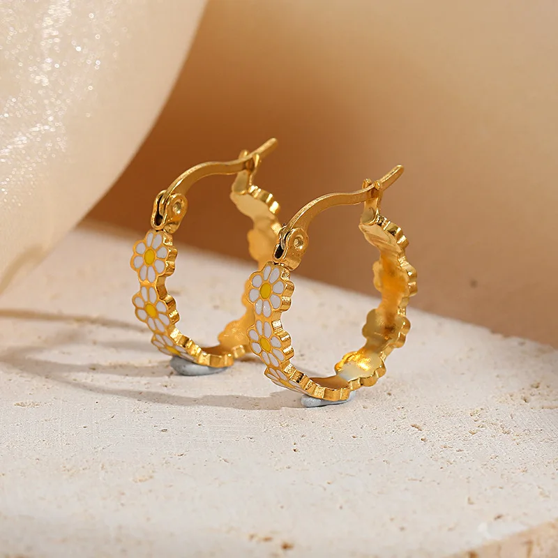 

Korean Style 18K Gold Plated 316L Titanium Steel Enamel Flower Hoop Earring Oil Drip Daisy Flower Clip On Earring