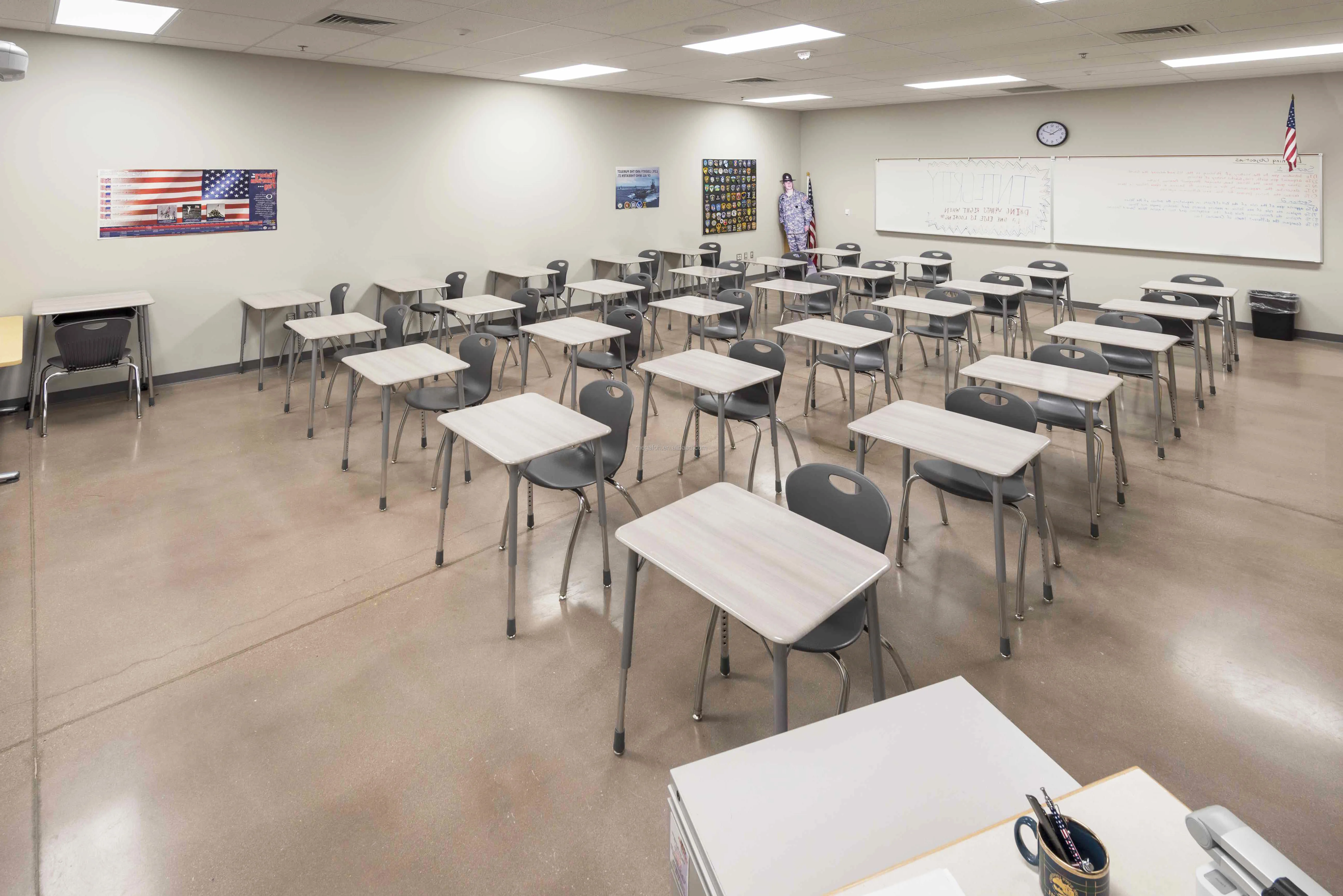 Парты в американских школах. Classroom table. Пустой класс. Классная комната в школе. School class table.