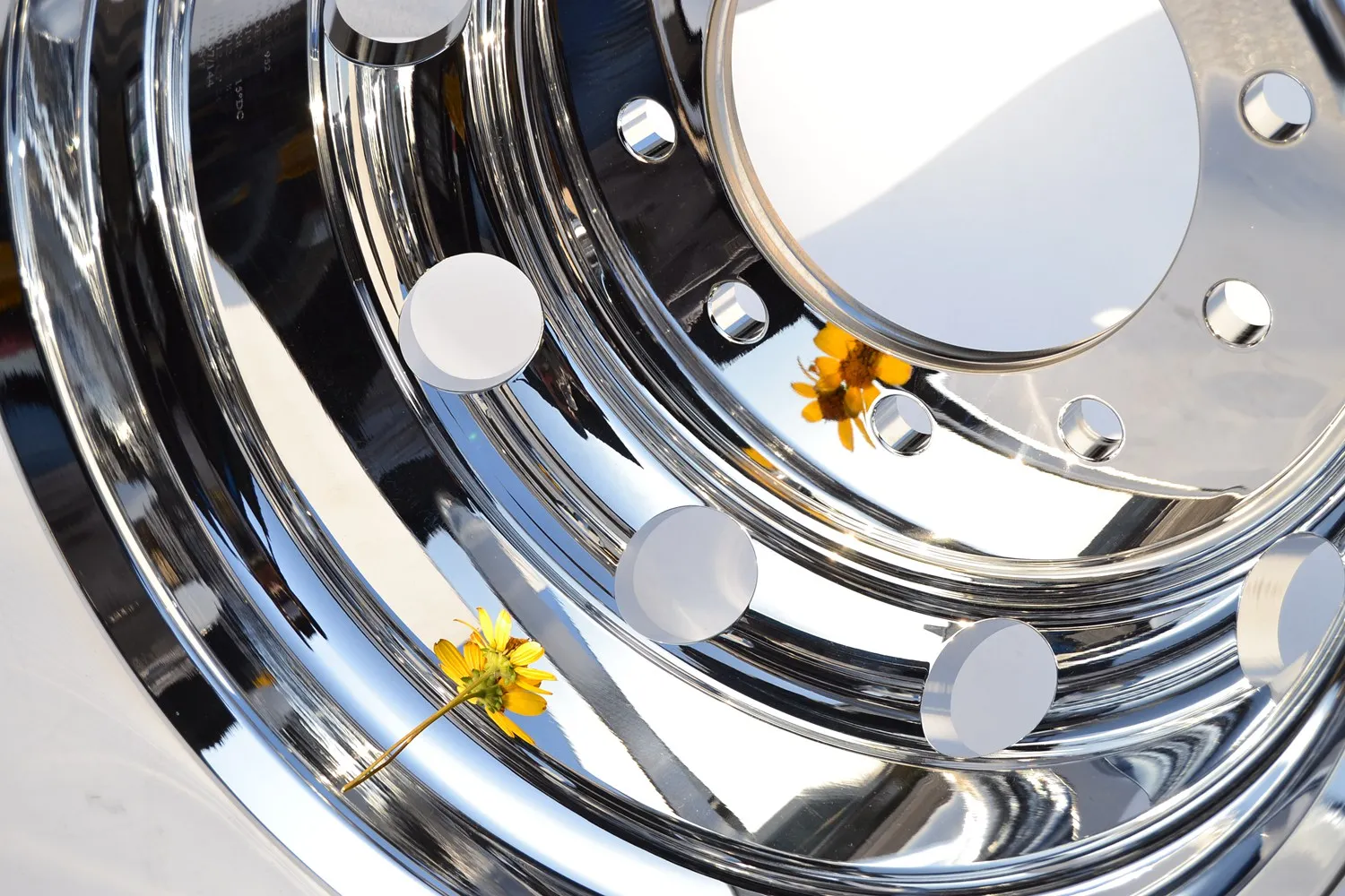 
T6 high quality style wheel rim for bus /light truck /mini truck wheel 