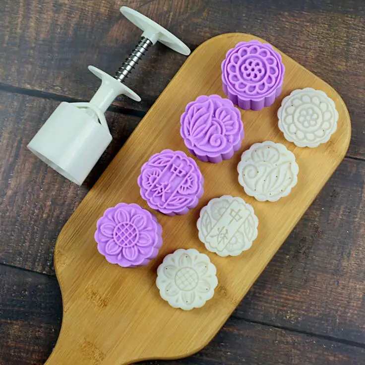 

Plastic Hand-Pressure 50G Moon Cake Mold, White