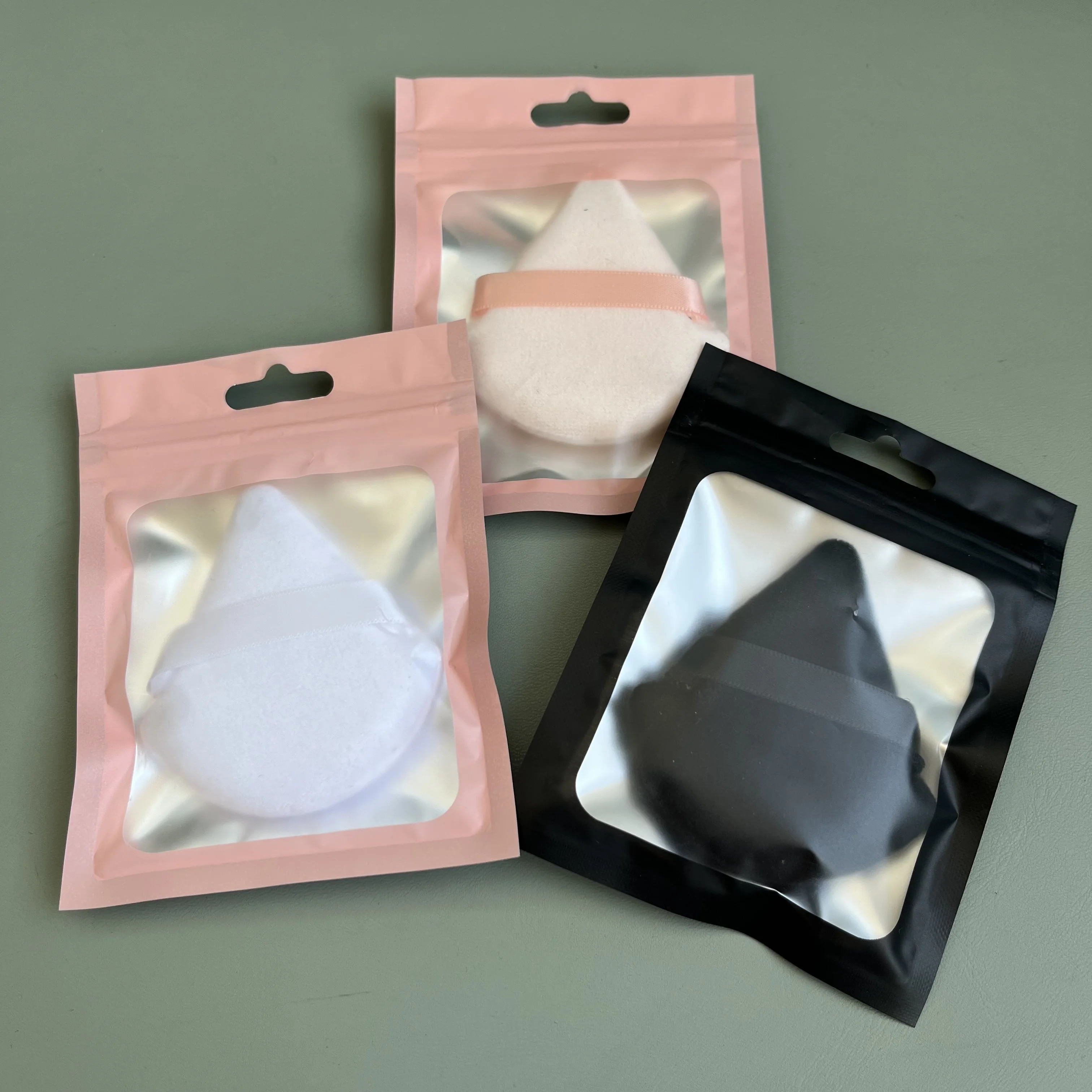 

New Arrival White Black Pink Velvet Cotton Microfiber Soft Absorbed Triangle Powder Puff For Cosmetics Makeup Personalized Whole