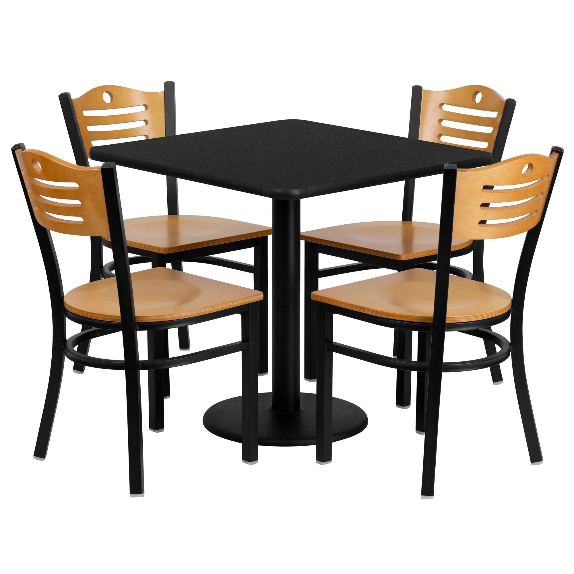 Столы и стулья в кафе