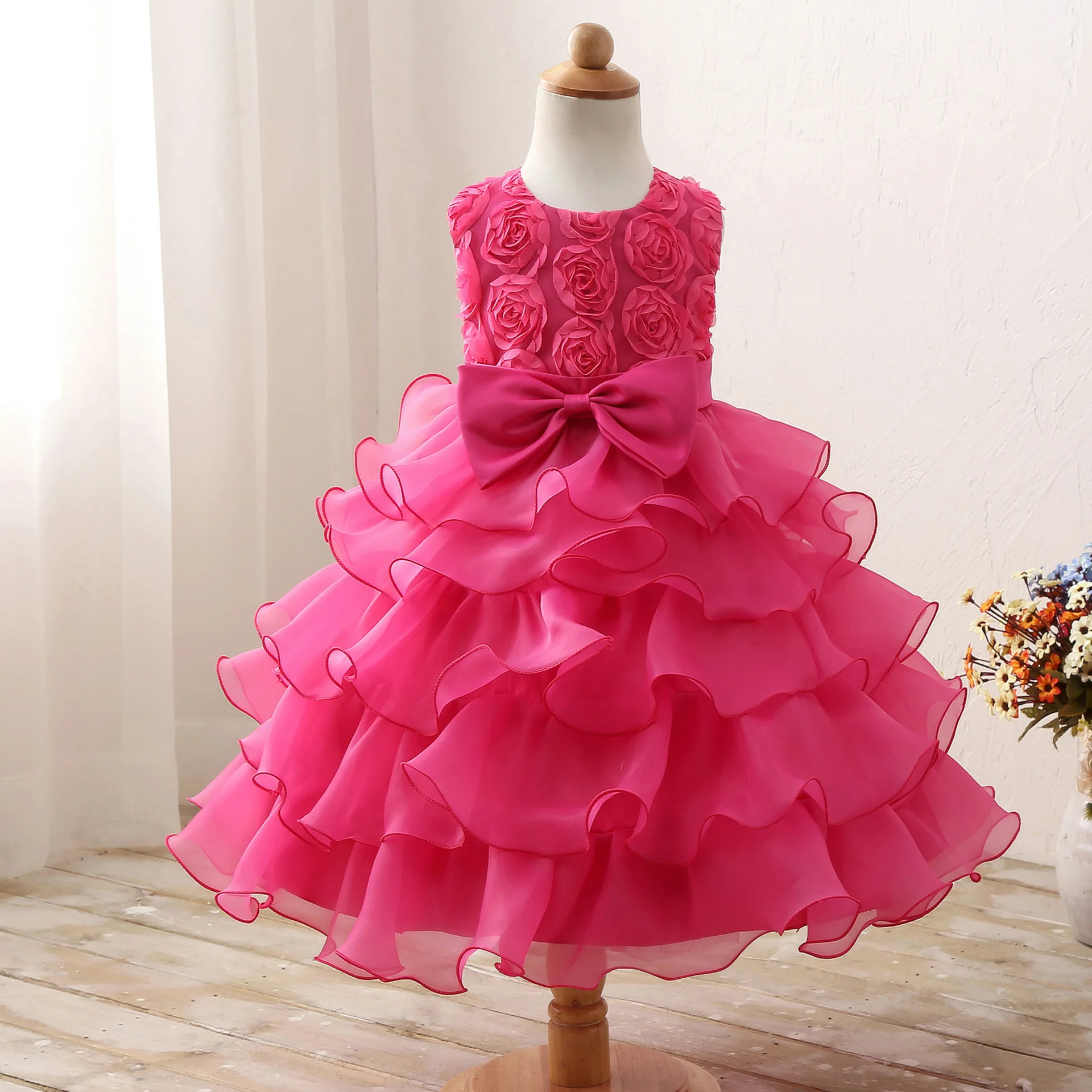 Пышное розовое платье для девочки