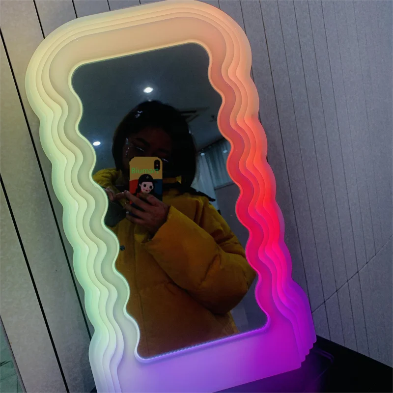 

LED Vintage Squiggle Wavy Mirror Italy Fashion Luminous Desktop Mini Ultrafragola Makeup Mirror